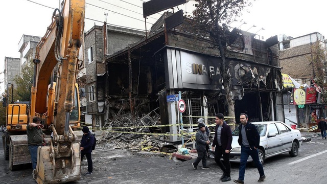 Hàng trăm ngân hàng và trụ sở chính quyền tại Iran bị phóng hỏa