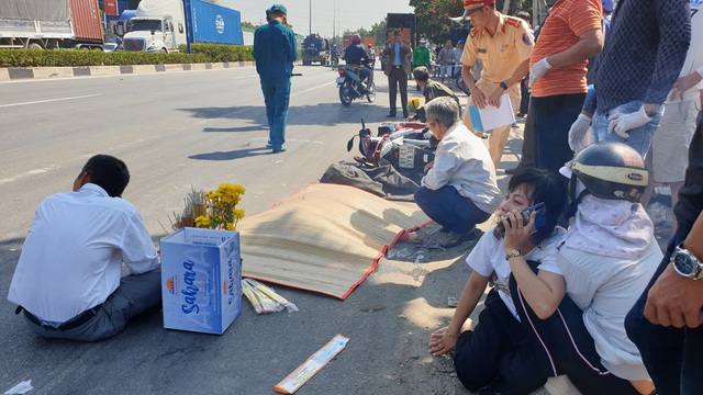 Người đàn ông quỳ khóc bên thi thể vợ bị xe đầu kéo cán tử vong giữa trưa
