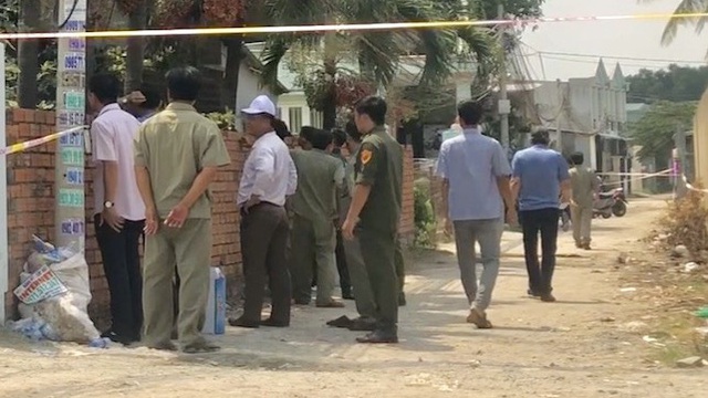 Chồng vác thi thể vợ có vết thương ở vai từ rừng về nhà