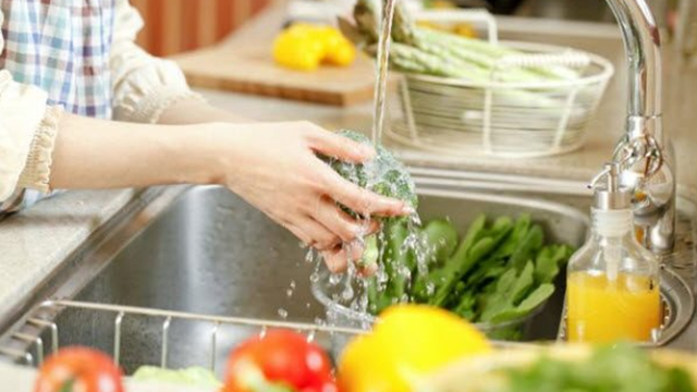 Rửa rau dưới vòi nước chảy hay trong chậu mới sạch? Câu trả lời bất ngờ từ chuyên gia