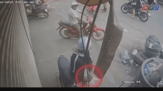 CLIP: Thanh niên bất ngờ trộm túi đồ lạ trên chiếc xe máy rồi nhảy lên xe đồng bọn chuồn thẳng