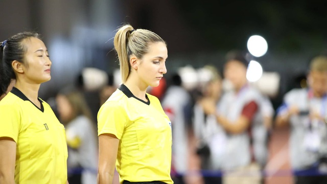 Từ chối bàn thắng của Thái Lan, nữ trọng tài duyên dáng người Australia được fan Việt khen hết lời