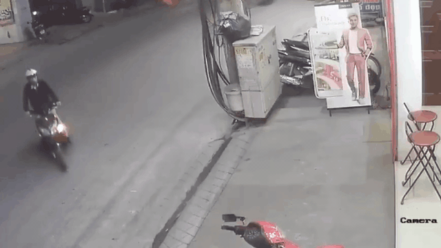 CLIP: Phản xạ cực nhanh của người đàn ông "làm đau" thanh niên đi xe máy