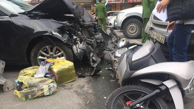 Xe Mazda “điên” tông liên tiếp 2 xe máy trên phố Hà Nội