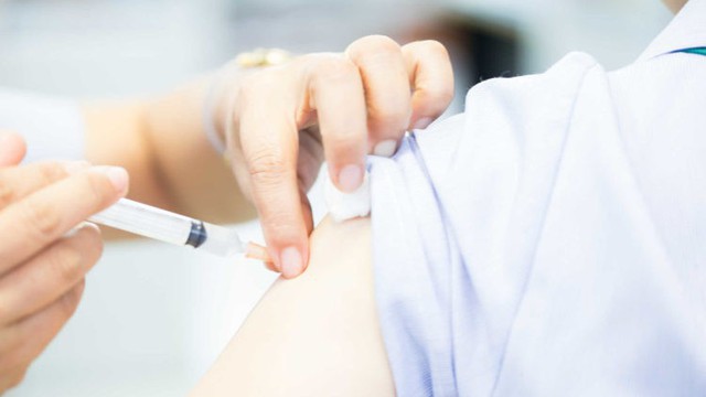 Mẹ anti vắcxin, con 13 tháng tuổi suýt mất mạng vì mắc sởi