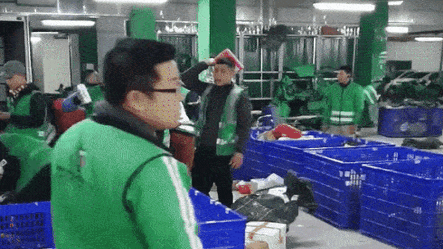 Hàng bị vỡ, khách phát hiện "bí mật" phân loại bưu phẩm theo cách Giao hàng tiết kiệm?