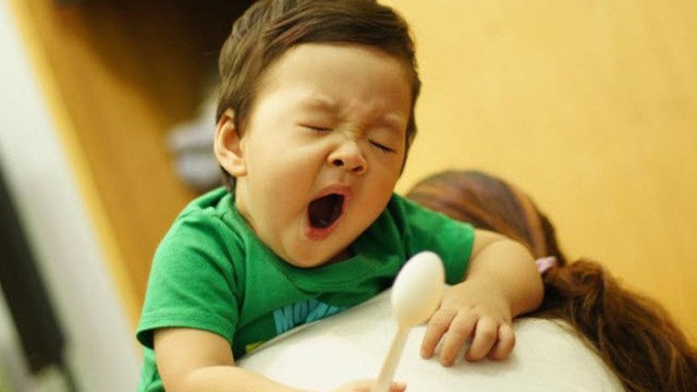 Cho trẻ ngủ muộn có tác hại khủng khiếp: Không chỉ thấp còi, mà còn có nhiều nguy cơ khác