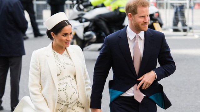 Vợ chồng Công nương Meghan gấp rút tìm nam 'bảo mẫu' với mức lương lên tới 2 tỷ đồng, còn được cấp ô tô riêng