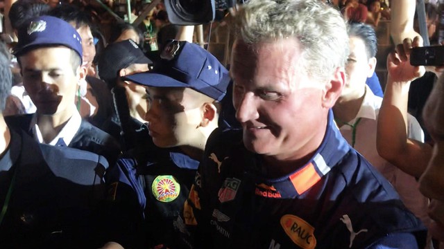 Tay đua huyền thoại David Coulthard trong vòng vây hàng ngàn người ở Mỹ Đình