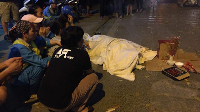Đồng nghiệp khóc nghẹn, ngồi vây quanh thi thể nữ công nhân bị ô tô "điên" đâm tử vong
