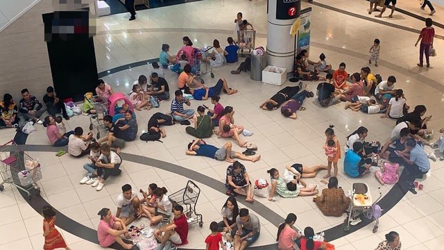 Nắng nóng 40 độ, nhiều người nằm nghỉ la liệt trong khu TTTM - hình ảnh gây tranh cãi tối Chủ nhật
