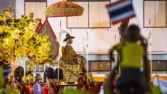 Vua Vajiralongkorn dừng bái Phật ở nơi ngự pho tượng Phật được tôn kính bậc nhất Thái Lan
