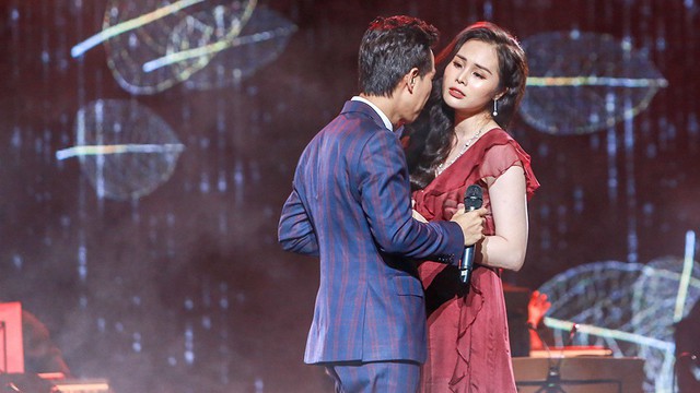 Vợ chồng Lê Anh Dũng - Lê Trinh hát tình tứ trong đêm nhạc của Lê Xuân Bắc