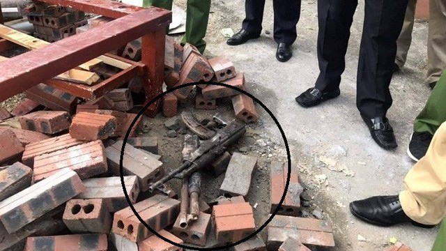 2 nhóm côn đồ định dùng dao, súng giải quyết mâu thuẫn bỏ chạy tán loạn khi thấy công an