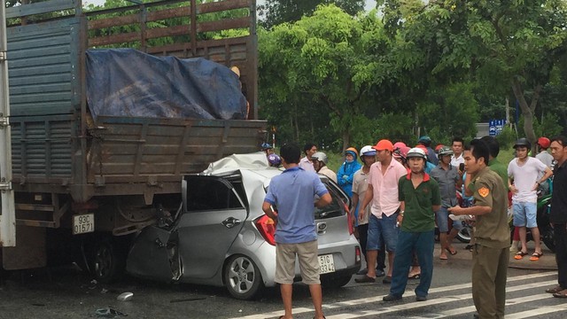 Xe con tông mạnh vào đuôi xe tải, tài xế tử vong kẹt trong xe