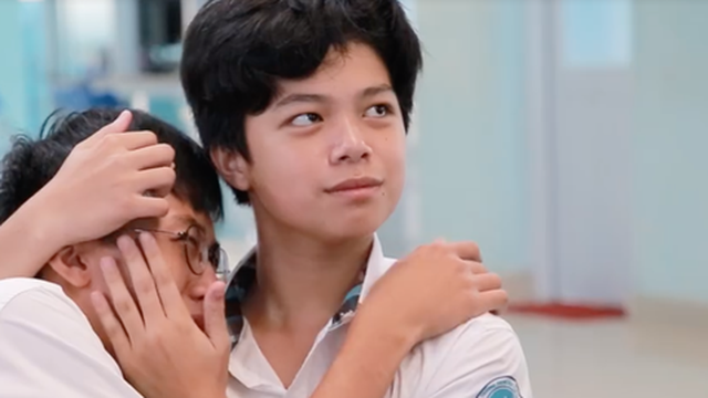 Biểu cảm "Anh này của tôi, các người xê ra" của hai nam sinh lớp 10 điển trai khiến fan girl "chết điếng" vì ngỡ xem phim đam mỹ