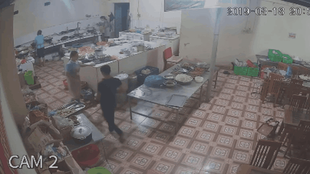 Người phụ nữ kể lại giây phút bất ngờ bị kẻ lạ cầm cốc axit hất thẳng vào mặt