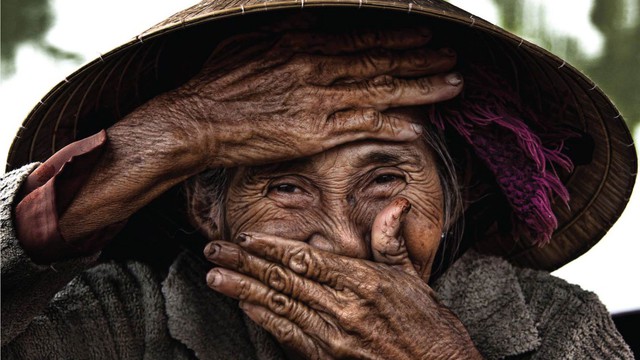 Khoảnh khắc lấy tay che miệng cười và hành trình trở thành cụ bà Việt đẹp nhất thế giới