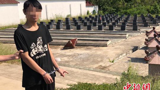 Nam thanh niên ra nghĩa trang bật nắp mộ, dùng điện thoại của người chết làm việc bất ngờ