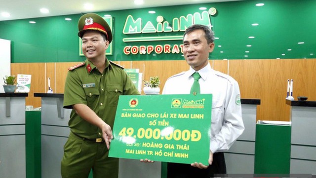 Giao nộp cho công an 56 triệu đồng tiền khách bỏ quên, một năm sau tài xế taxi nhận thông báo bất ngờ