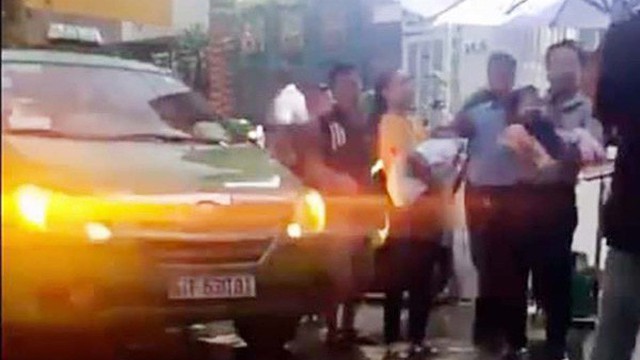 Lái xe taxi kể phút hoảng loạn vì có người hô "bắt cóc con nít" khi 1 em bé đã ngồi lên xe