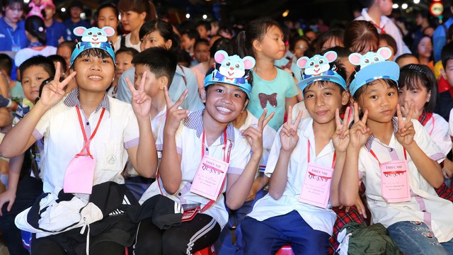 Hàng nghìn em thiếu nhi rộn ràng đón trung thu ở Sài Gòn