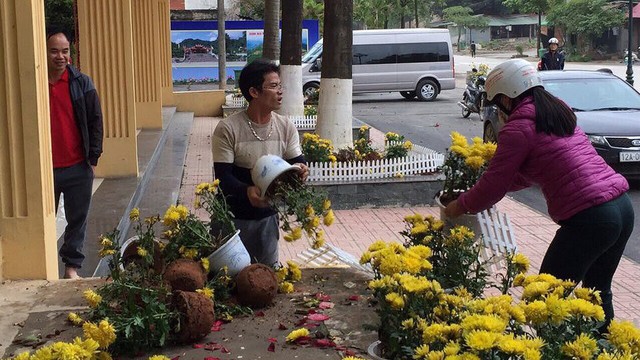 Phản cảm cảnh 'tranh cướp' hoa trang trí ở ga Đồng Đăng