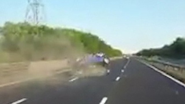 Video: “Xe điên” cắt ngang làn đường đâm vào rào chắn, lộn nhào 3 vòng