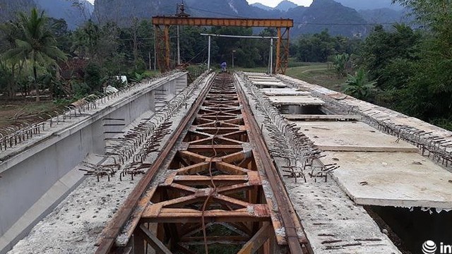 Cầu 130 tỷ đến suối cá thần Cẩm Lương: Xây 9 năm vẫn chưa xong