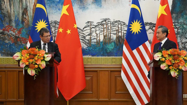Ngoại trưởng Malaysia gọi Ngoại trưởng Trung Quốc là “anh trai“