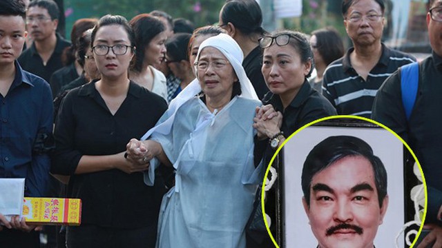 Vợ cố NSND Thế Anh đứng không vững, được dìu đi lúc di quan chồng