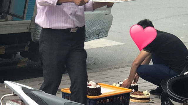 Chuỗi cửa hàng bánh ngọt - đồ uống sang chảnh nổi tiếng Hà Nội bị tố nhân viên thái độ, để bánh xuống cả vỉa hè bụi bẩn