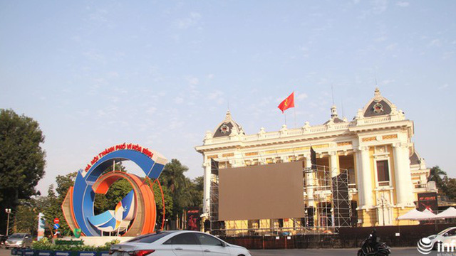 Cận cảnh 3 màn hình khủng trước Nhà hát Lớn Hà Nội phục vụ trận khán giả xem bóng
