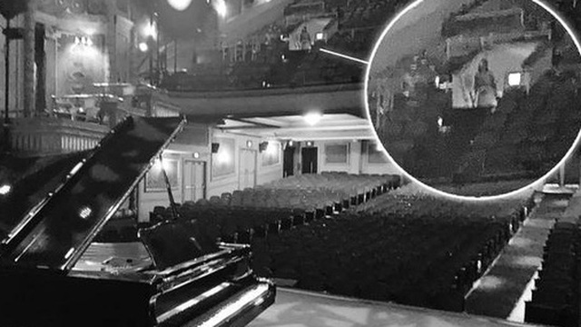 Diễn tập trong nhà hát cổ, nghệ sĩ piano phát hiện chi tiết đáng sợ trong bức ảnh chụp trước khi khám phá ra loạt lời đồn về nơi này