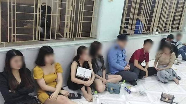 Hơn 100 nam thanh nữ tú phê ma túy trong quán karaoke Dubai ở TP.HCM