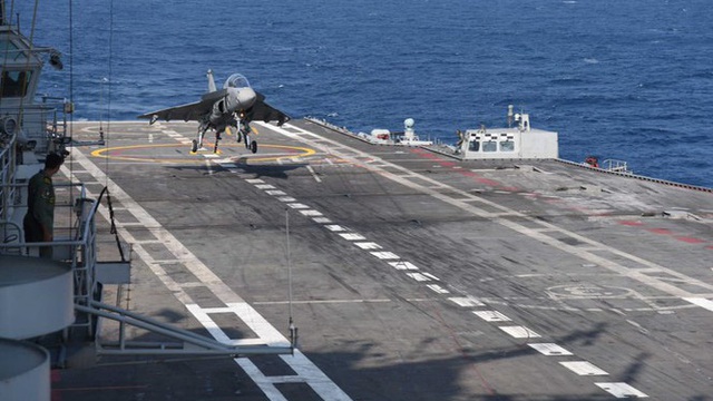 Tiêm kích nội địa hàng đầu của Ấn Độ Tejas hạ cánh xuống tàu sân bay