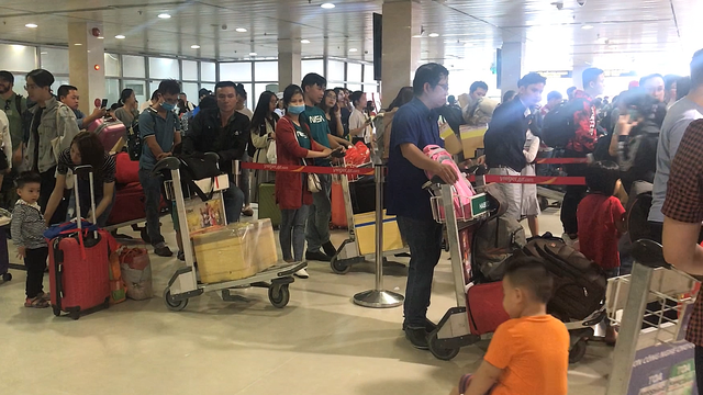 Sân bay Tân Sơn Nhất kín đặc người trong ngày đi làm cuối trước dịp nghỉ Tết