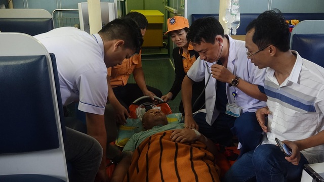 Cấp cứu thuyền viên Thái Lan bị tai biến, liệt nửa người khi đang trên biển