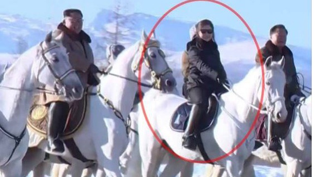 Triều Tiên chiếu phim về Chủ tịch Kim Jong Un, phu nhân Ri Sol Ju đã có "hành động đặc biệt"