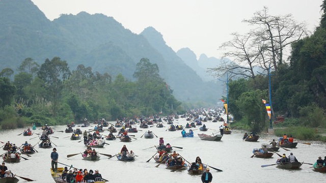 Tấp nập trẩy hội chùa Hương trong đêm