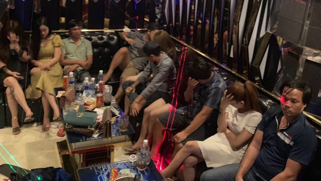 21 nam nữ thanh niên chơi ma túy trong quán karaoke