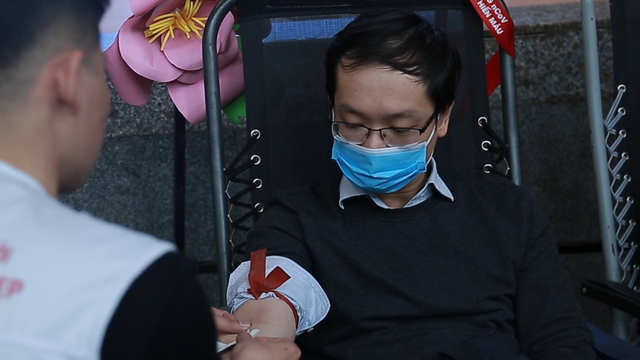 Người Hà Nội vượt qua nỗi lo lây nhiễm virus Corona, đến hiến máu cứu người