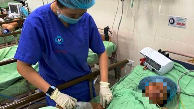 Sản phụ ở Quảng Ngãi "thập tử nhất sinh" sau khi sinh thường tại nhà