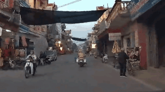 CLIP: CSGT giật mình vì hành động đột ngột của em bé và mối nguy hiểm cha mẹ cần lưu tâm