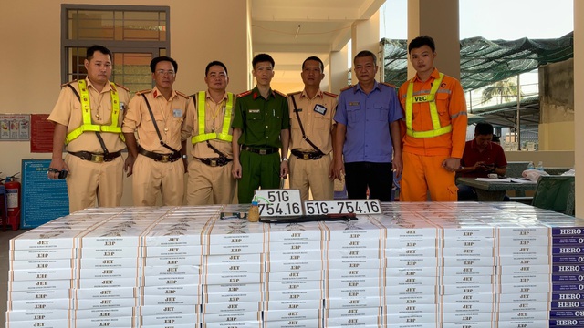 Bị CSGT truy đuổi, 2 thanh niên bỏ lại xe ô tô chứa hơn 20.000 gói thuốc lá lậu cùng ma tuý trên cao tốc
