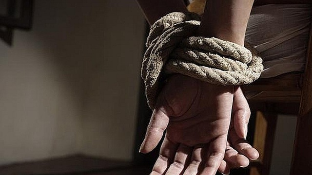 Nhóm giang hồ bắt cóc nam thanh niên lên xe ô tô rồi giam giữ, đánh đập vì nghi ngờ trộm 4 con gà