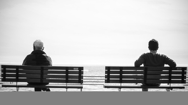 Chế giễu người đàn ông đọc sách tôn giáo, chàng trai cứng họng khi biết danh tính người này