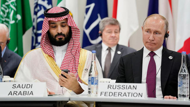 TT Trump cứu giá dầu ngoạn mục bằng tweet về Putin và thái tử Saudi, Kremlin tạt ngay "gáo nước lạnh"