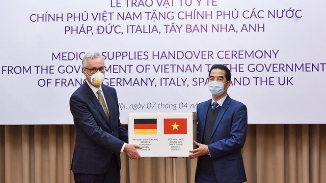 Việt Nam ủng hộ 550.000 khẩu trang hỗ trợ châu Âu chống Covid-19