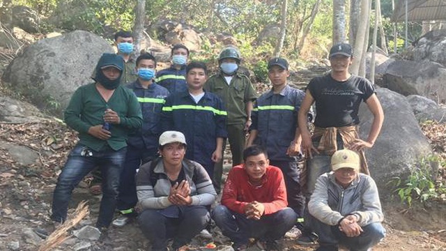 Giải cứu nhóm "phượt thủ" đi hái lan lạc trên núi Chứa Chan